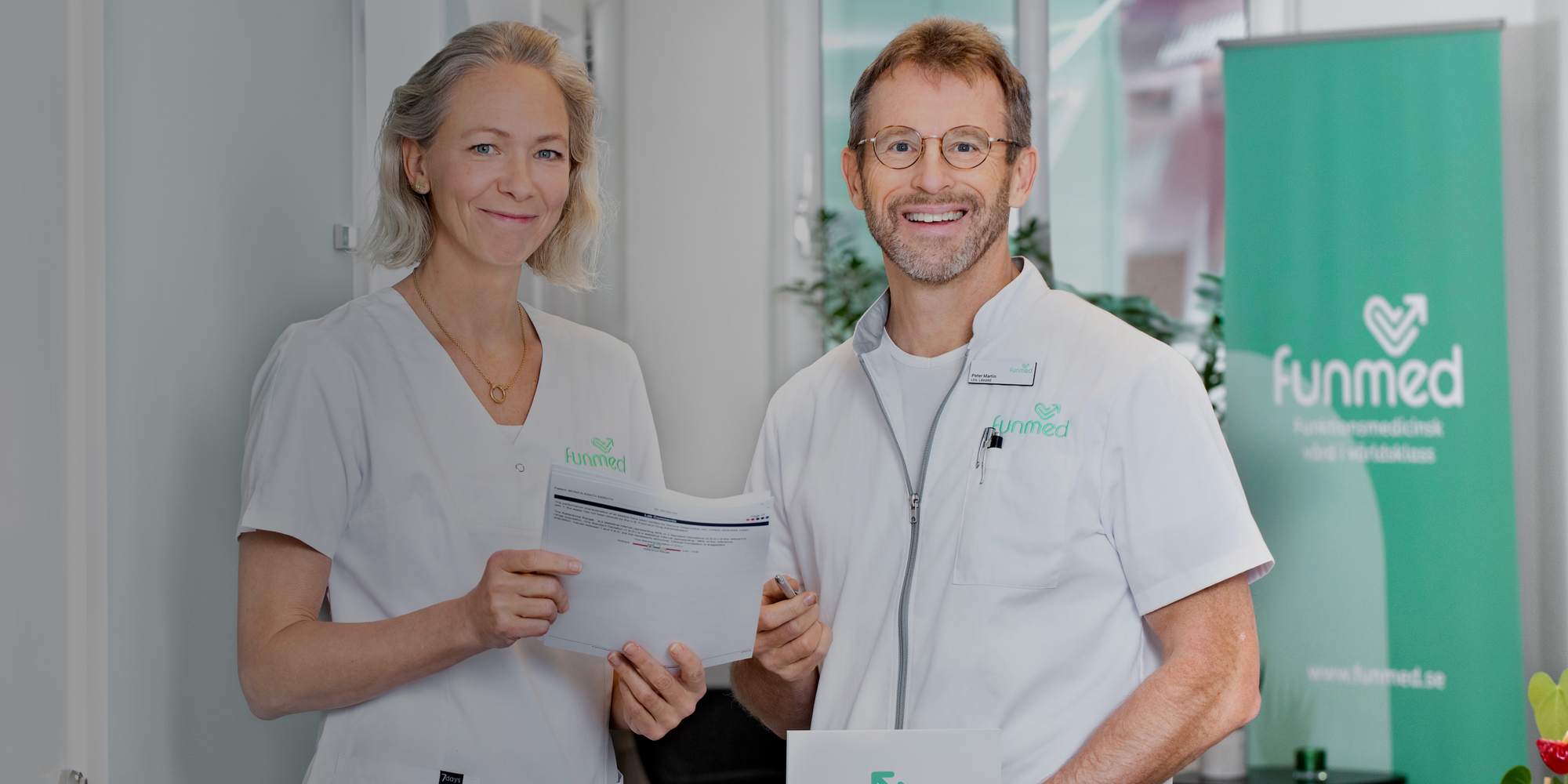Två av Funmeds läkare på kliniken som går igenom ett provsvar